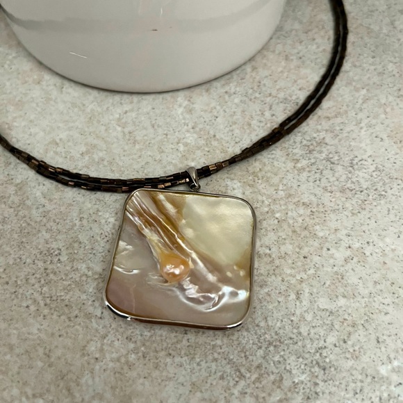 STUNNING Shell Pendant on Glass Beaded Necklace - Picture 2 of 3